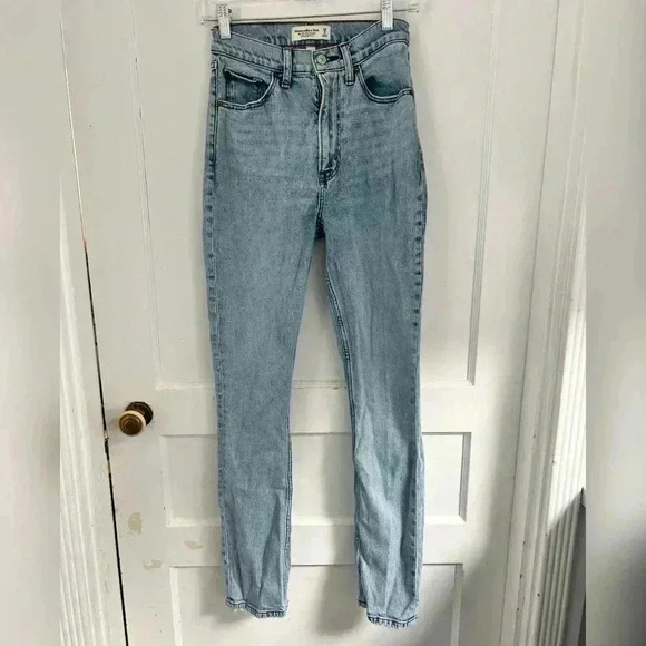 Abercrombie & Fitch Curve Love
The 90s Slim Straight
Ultra High Rise Size 25 - Picture 1 of 5